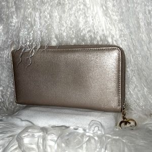 Gucci long pearlescent beige wallet GG pull A+ condition